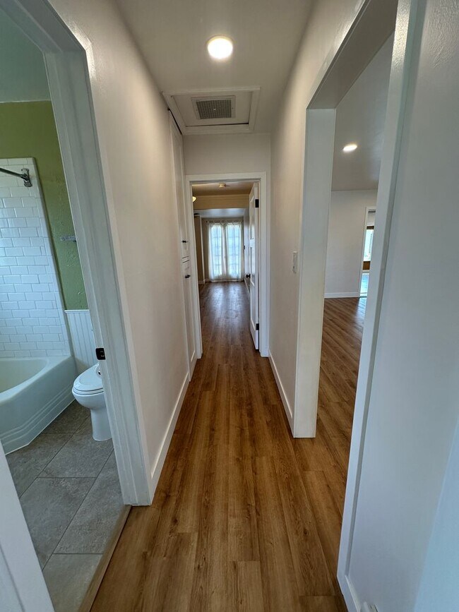 Building Photo - Beautifully landscaped home with modern up...
