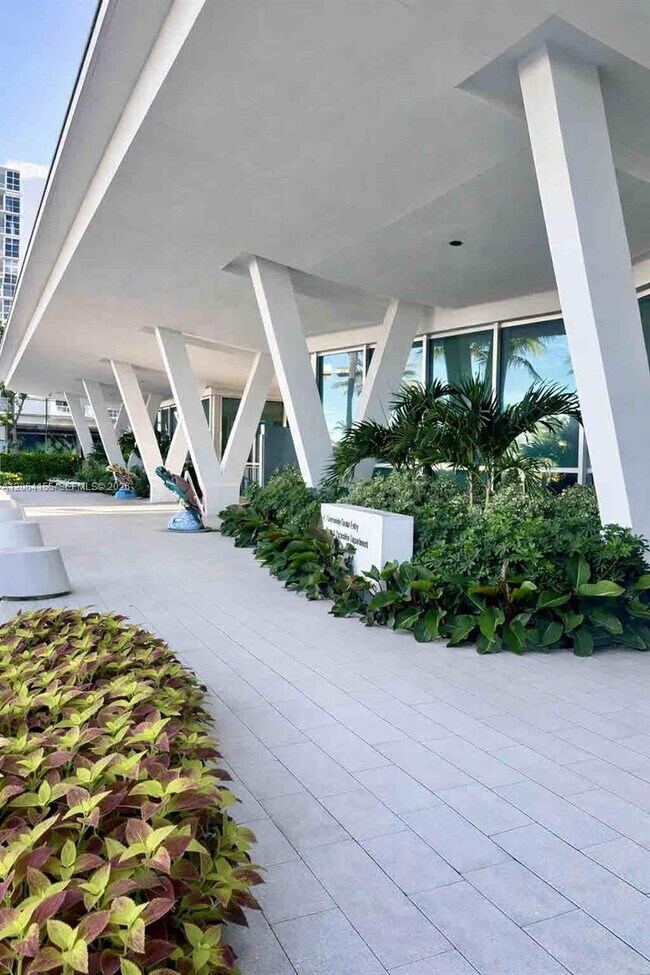 Building Photo - 9225 Collins Ave