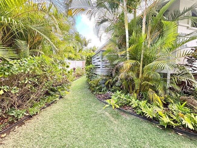 Building Photo - Available Now! 3 BED, 2 BATH HOME w/ UTILI...