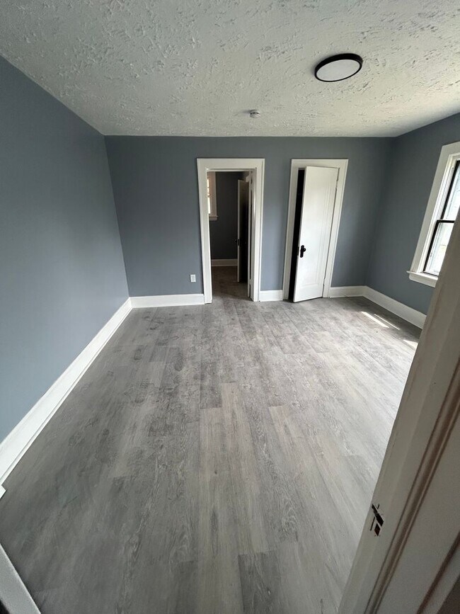 Building Photo - SECTION 8 READY!!