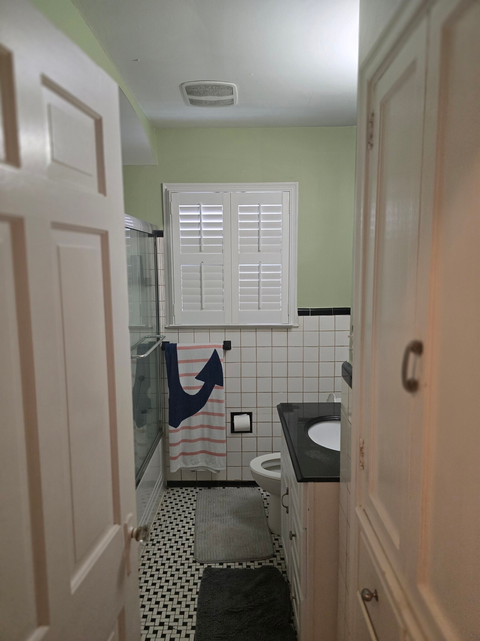 Main level full bath - 416 Fairlawn Rd