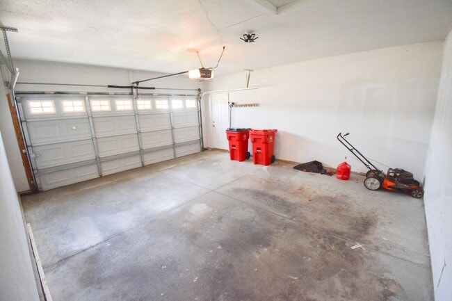 Building Photo - Recently Renovated 4 Bed, 2 Bath Home for ...