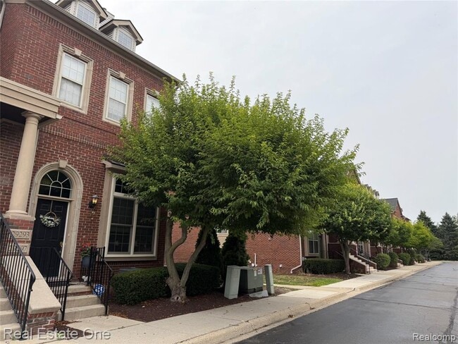 Building Photo - 29285 Glen Oaks Blvd E