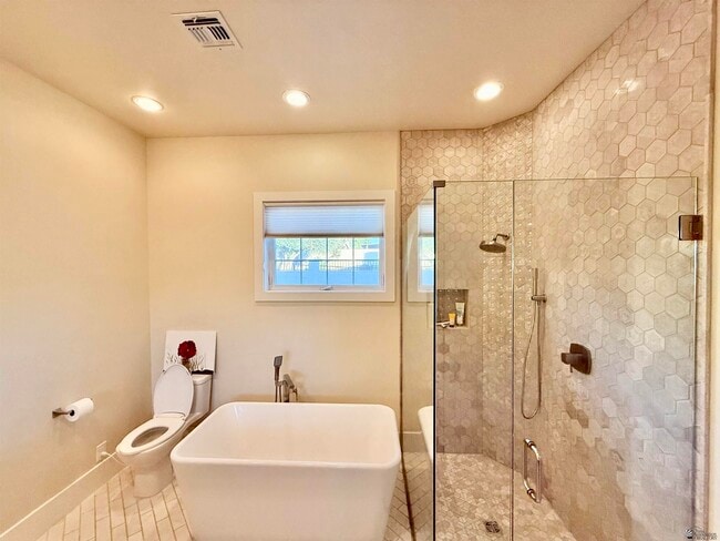 Building Photo - 1330 W Ridgeview Dr