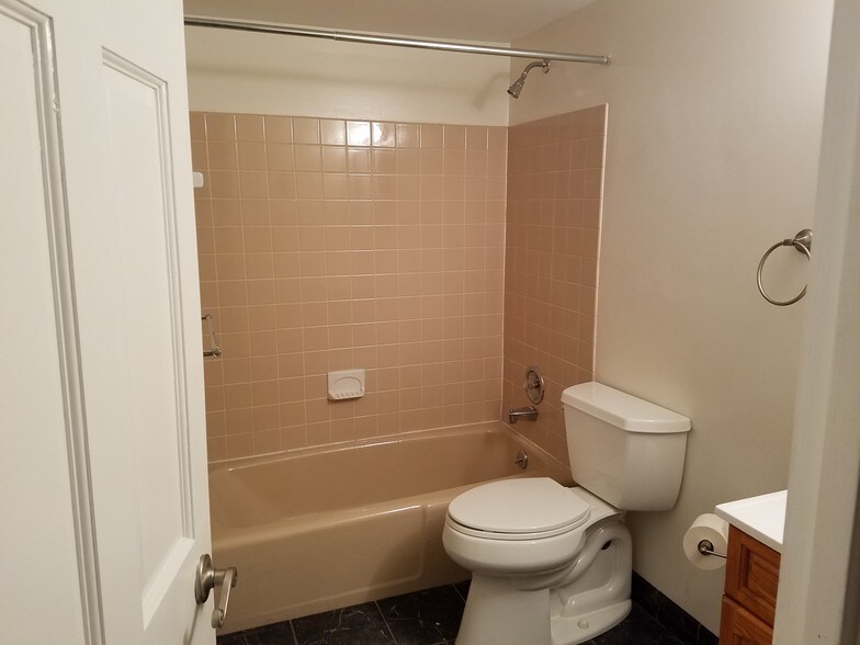 Guest Bath - 300 Campbell Cir