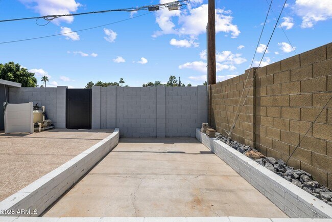 Building Photo - 3244 W Voltaire Ave