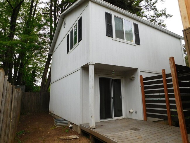 Building Photo - 3Bd/1.5Ba Two Story House - Available Soon!