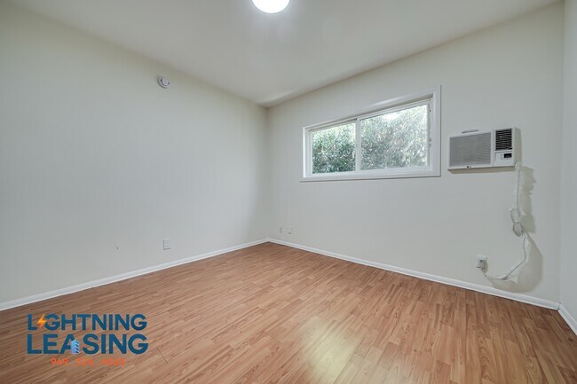 Building Photo - 3737 Inglewood-11D