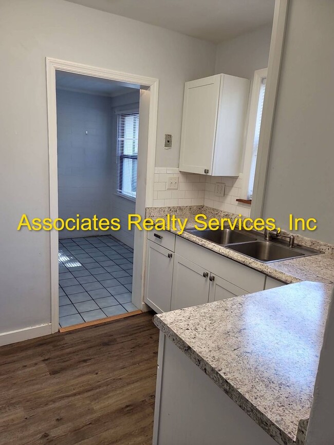 Building Photo - Spacious 3BR/2BA Home on a Quiet Corner Lot!