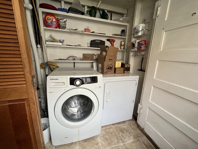 Building Photo - 19 Sharon St