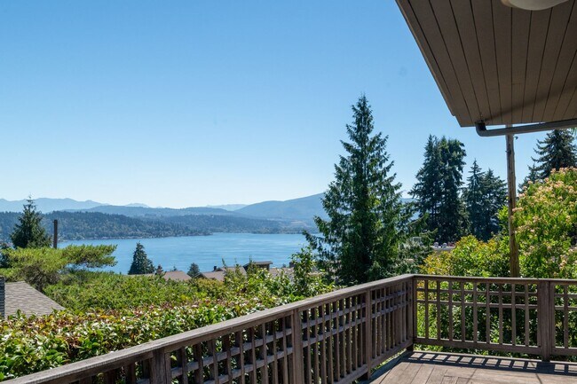 Building Photo - Exceptional Bellevue Home | Lake Sammamish Views | 5 Bed | 3 Bath | 3,380 Sq Ft