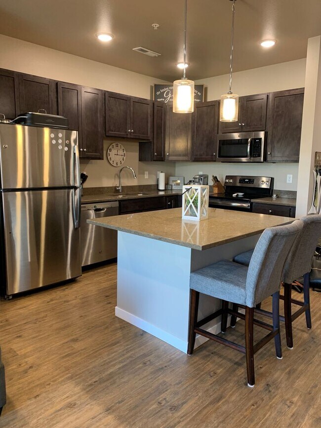 Building Photo - Spacious 1-Bedroom/1.5-Bath, unit 305, available Early July 2026!
