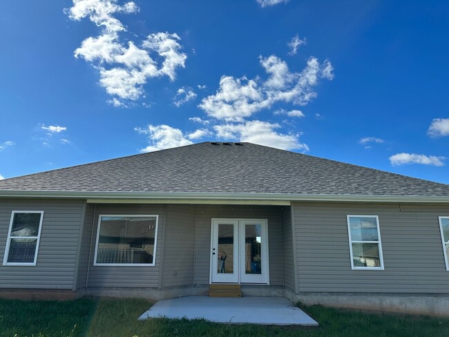 Building Photo - 4 bedroom, 3 car garage, home in Willard S...