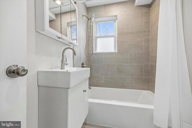 Building Photo - 362 Ripka St