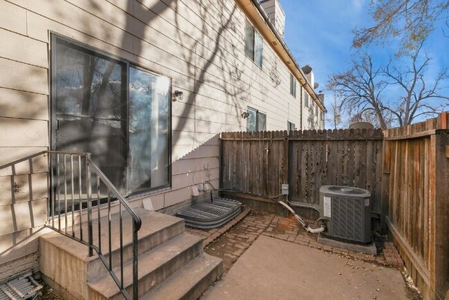 Building Photo - Charming Two-Story Townhome with Finished ...