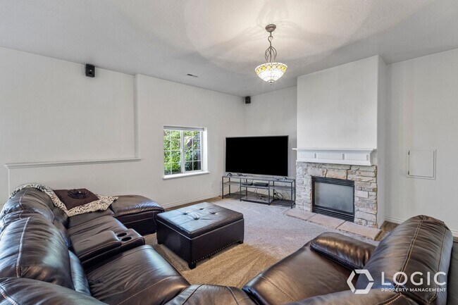 Building Photo - 9223 Silver Lake Dr