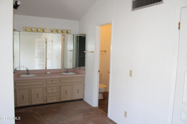 Building Photo - 3000 Parknorth Dr