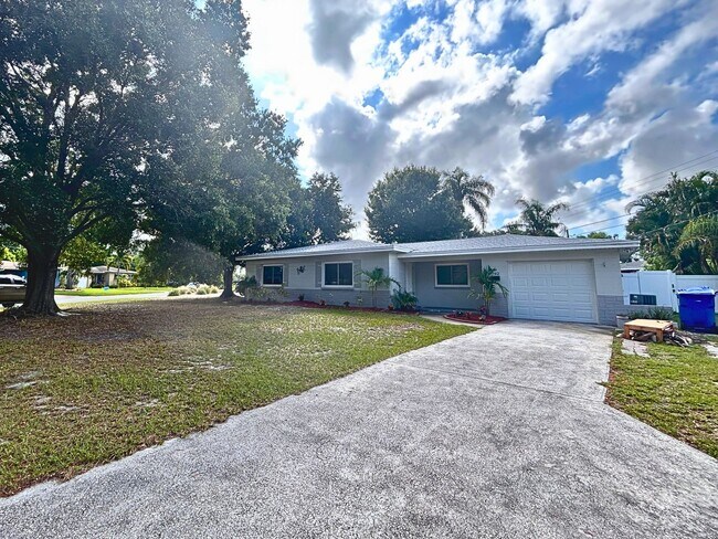 Building Photo - Renovated Home with Open Layout and Prime ...