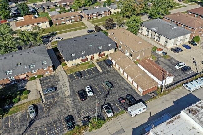 Building Photo - 609 E 3rd St