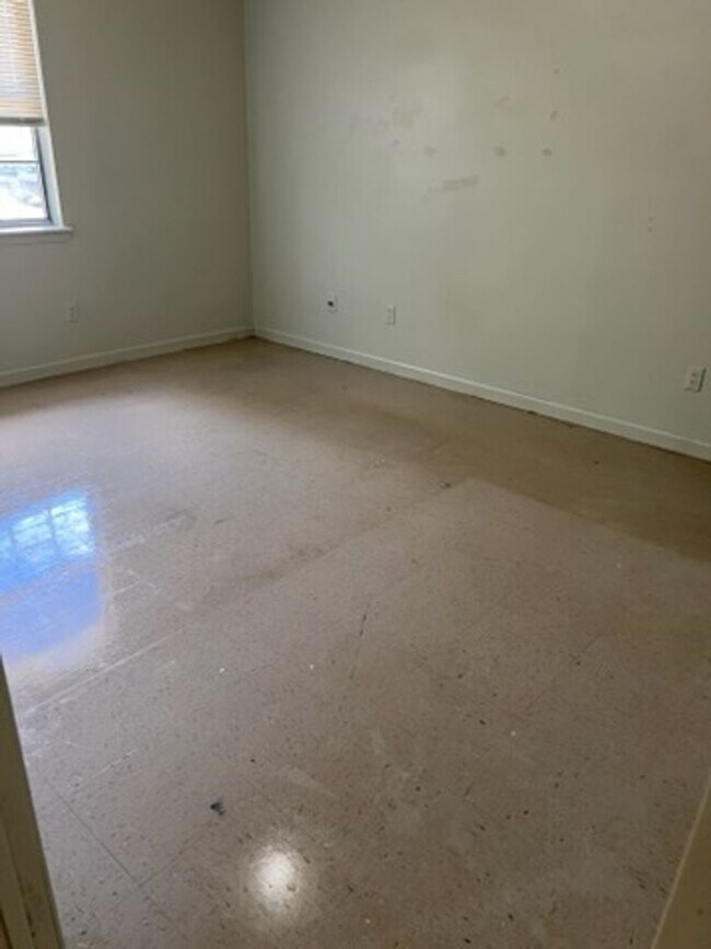 Building Photo - Monthly Paid Rent