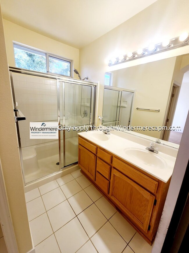 Building Photo - Bright 3 bedroom, 2 bath in Gated Communit...