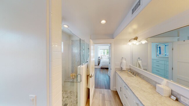 Building Photo - 3bed/3.5 Bath School Year Rental