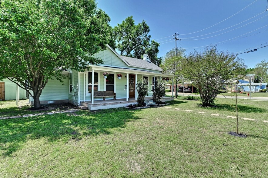 Building Photo - 1201 Farm St