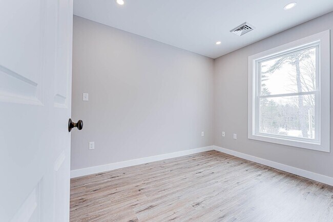 Building Photo - 3 Strafford Rd