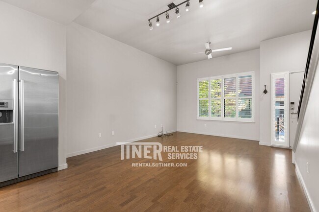 Building Photo - 1322 E Sutter Walk