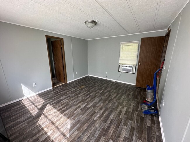 Building Photo - Single wide on a private lot! Close to Altavista