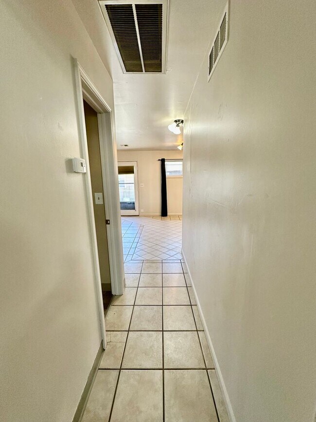 Building Photo - Large 3-Bedroom, 1-Bath Duplex with ALL UT...