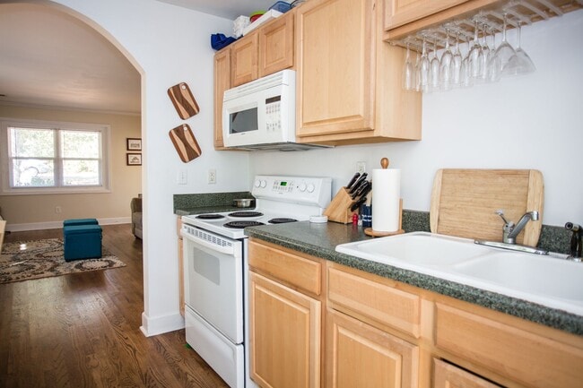 Building Photo - Cute and Quiet West Side Duplex!