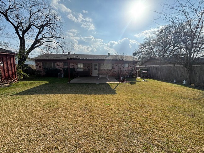 Building Photo - Central Bossier Beauty!