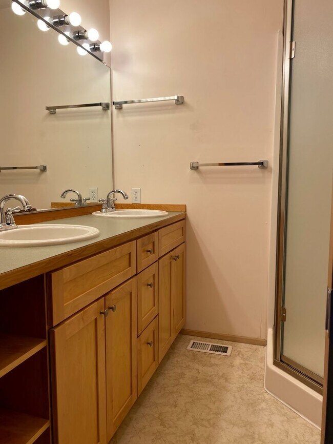 Building Photo - Cute Townhouse On Private Drive In White Salmon, WA