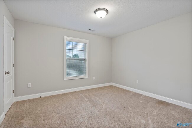 Building Photo - 5031 SE Valley Cove Dr