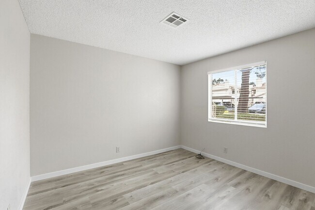 Building Photo - 2 bed, 2 bath Condo Right outside of Summerlin!