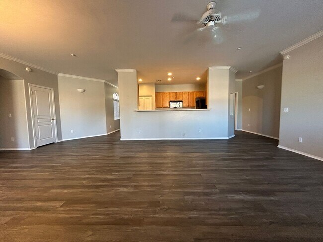 Building Photo - 955 E Knox Rd