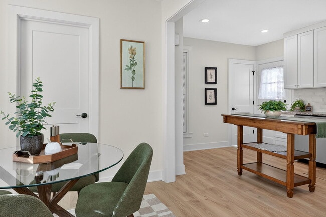 Building Photo - 102 E 56th St