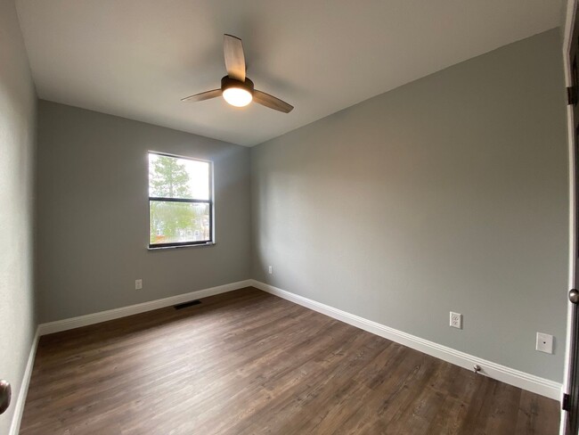 Building Photo - 3 Bedroom 1.5 Bath Condominium in Greenevi...