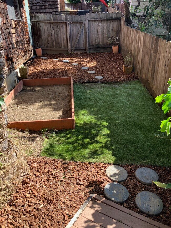 Building Photo - 1032 Leff St