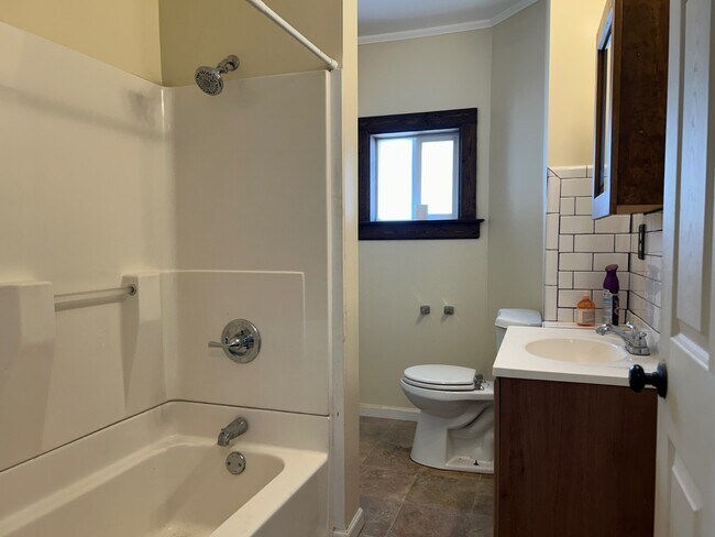 Building Photo - 114 S Melcher St