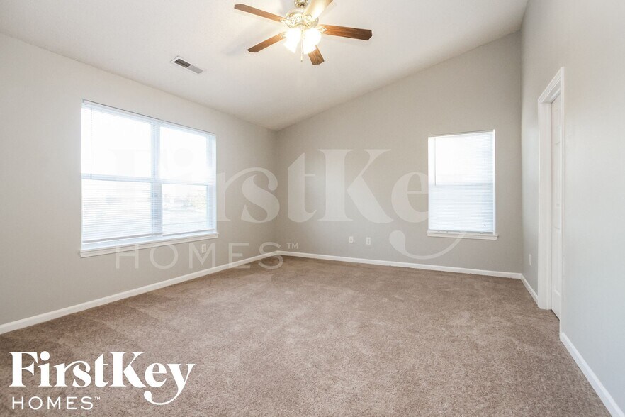 Building Photo - 1403 Round Lake Rd