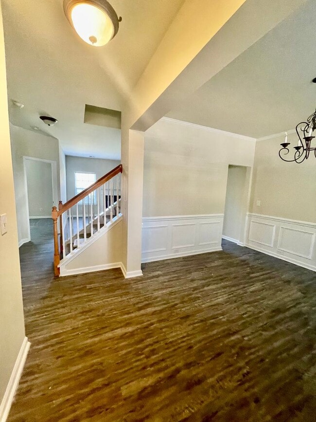 Building Photo - Stunning 5-bedroom, 2.5-bathroom home | Lo...