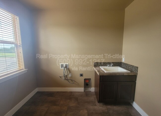 Building Photo - 3684 Nottingham Dr