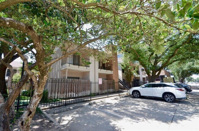 Building Photo - 1818 Augusta Dr