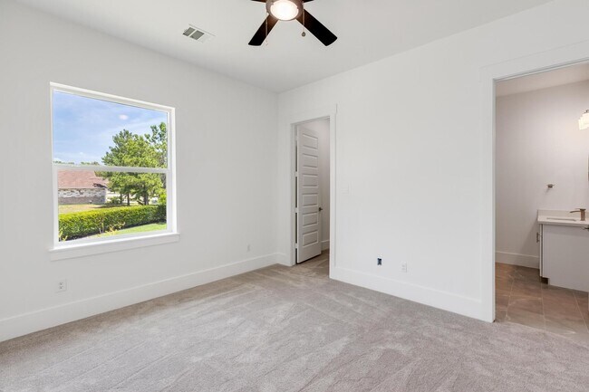 Building Photo - 114 Bentwood Dr