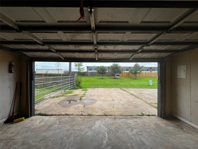 Building Photo - 8332 Oakhaven Rd