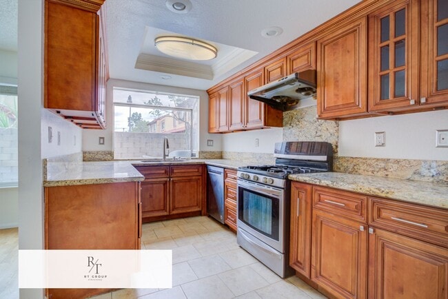 Building Photo - Freshly painted and featuring brand new 2nd-floor flooring 3 Bedrooms, 2.5 Bathroom in Baldwin Park