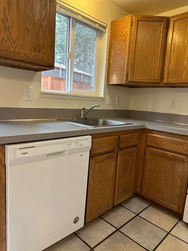 Building Photo - Three bedroom Westside home near OSU Cascades!