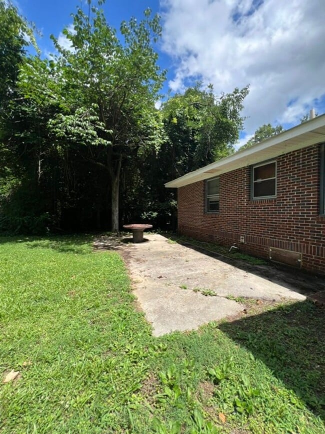 Building Photo - 3 Bedroom, 2 Bath House